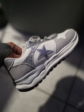 NWOT, Vintage Havana Run Cloud Womans Star Accent Sneakers White With Silver.